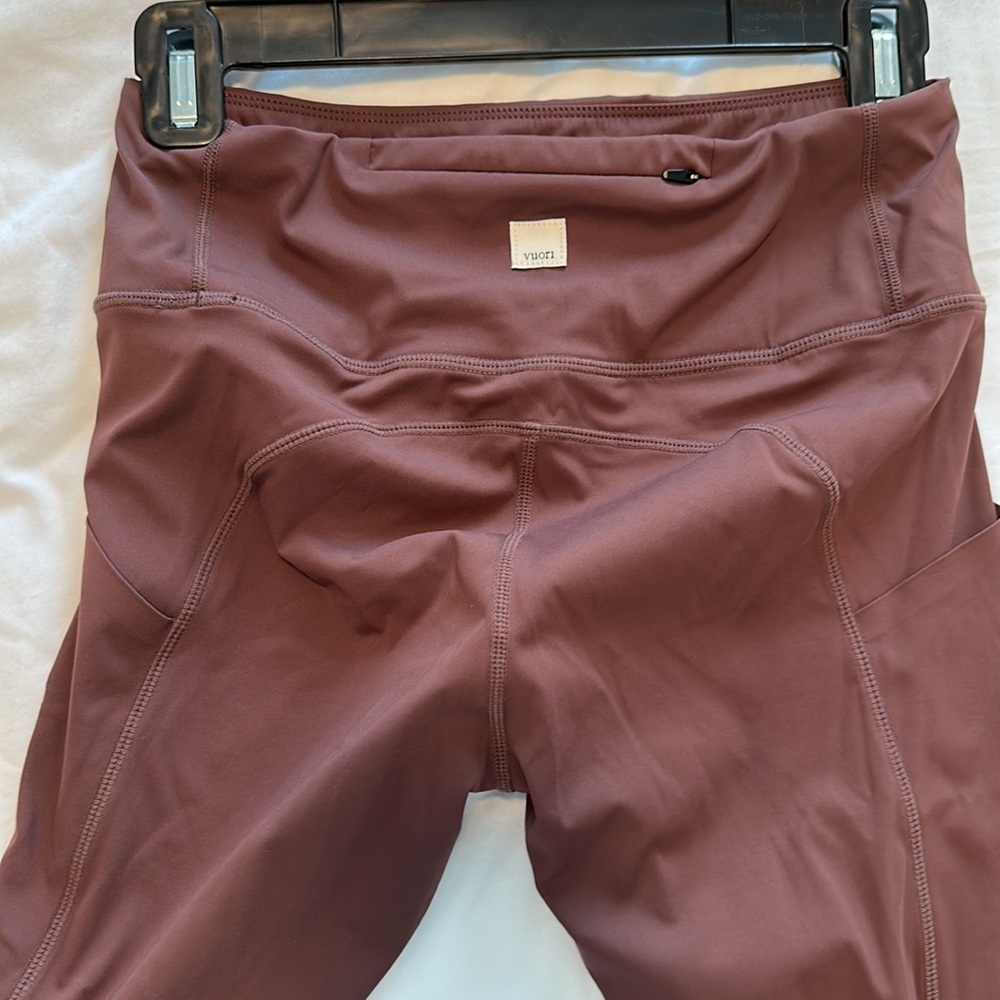 Vuori burgundy leggings with size pockets. Excellent condition. Size small
